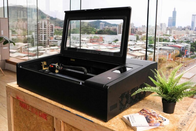 Laser CO2 Beambox Pro nel laboratorio
